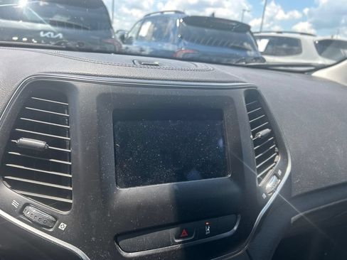 Used 2021 Jeep Cherokee Latitude FWD image 10