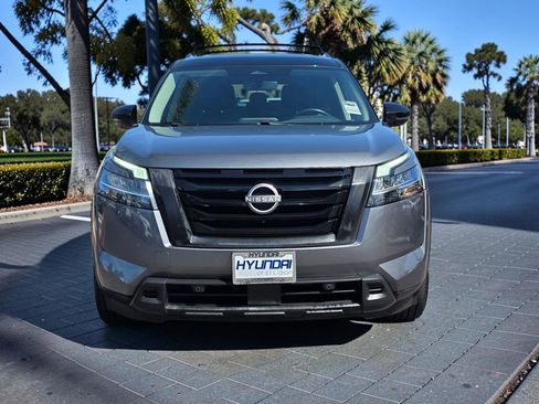 Used 2023 Nissan Pathfinder SL FWD image 3