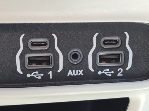Used 2024 Chrysler Pacifica Touring-L FWD image 5