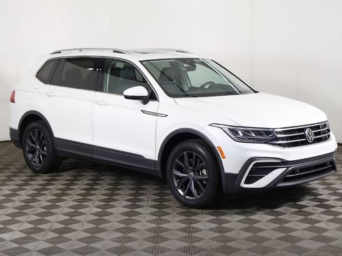 Used 2023 Volkswagen Tiguan SE w/ Panoramic Sunroof Package AWD/4WD image 2