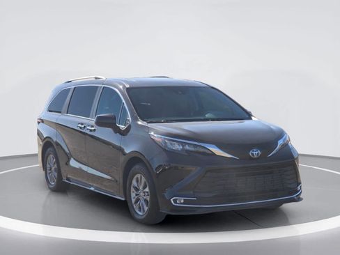 Used 2024 Toyota Sienna XLE FWD image 8