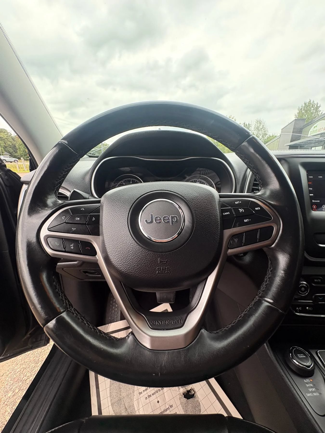Used 2019 Jeep Cherokee Latitude Plus AWD/4WD image 18