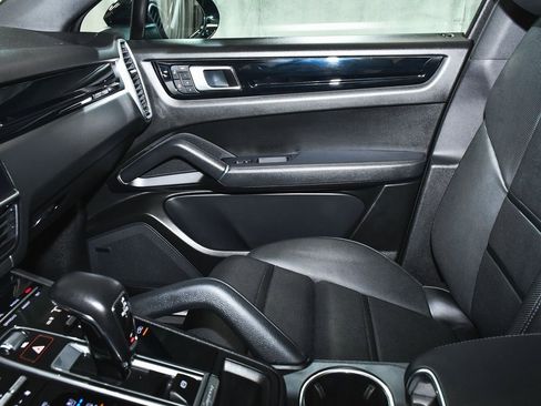 Used 2022 Porsche Cayenne Platinum Edition image 51