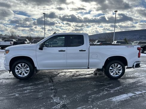 Used 2023 Chevrolet Silverado 1500 Custom image 4