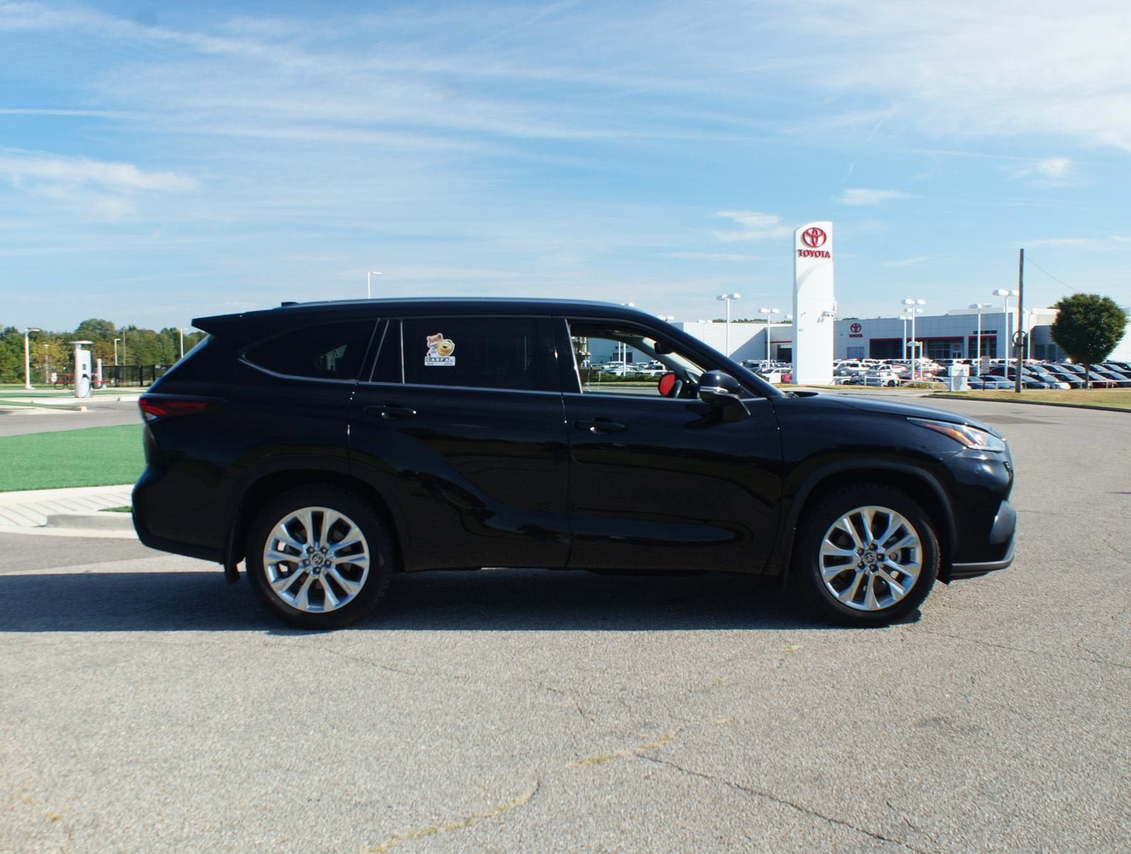 Used 2024 Toyota Highlander Limited FWD image 22