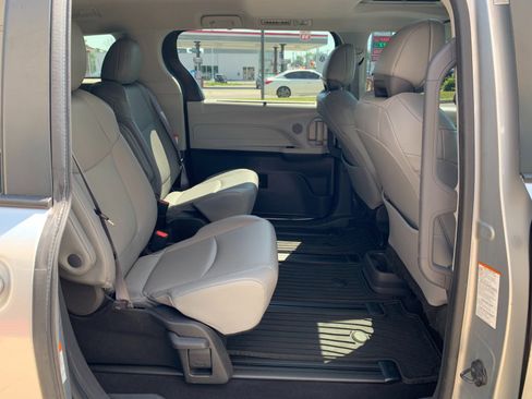 Used 2022 Toyota Sienna XLE AWD/4WD image 35