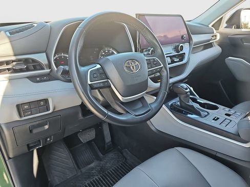 Used 2023 Toyota Highlander XLE image 9