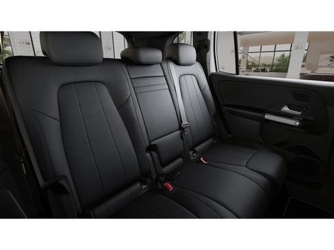 Used 2026 Mercedes-Benz GLB 250 4MATIC image 5