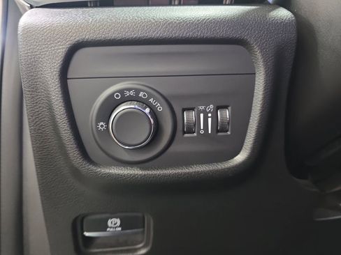 Used 2025 Jeep Grand Cherokee Altitude AWD/4WD image 23