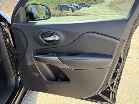 Used 2020 Jeep Cherokee Latitude Plus w/ Comfort/Convenience Group image 14