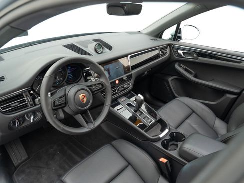 Certified 2026 Porsche Macan AWD/4WD image 4