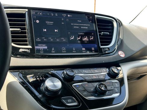 Used 2024 Chrysler Pacifica Touring-L FWD image 19
