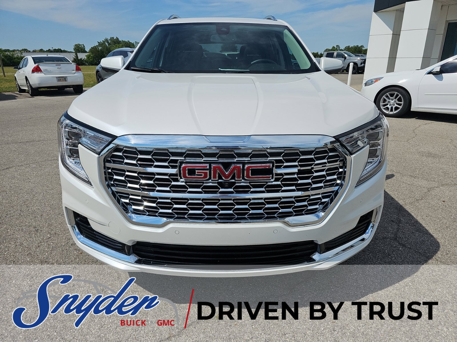 Used 2024 GMC Terrain Denali w/ Denali Premium Package AWD/4WD image 8