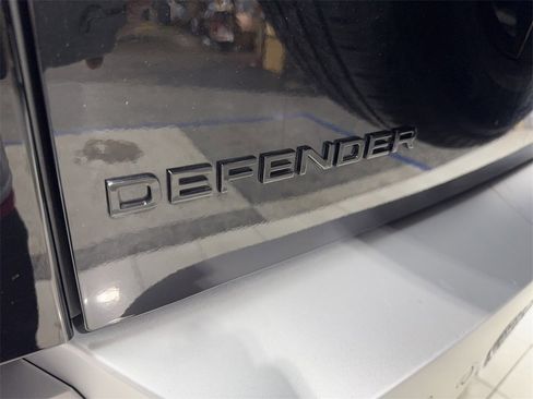 Used 2025 Land Rover Defender 110 S image 17