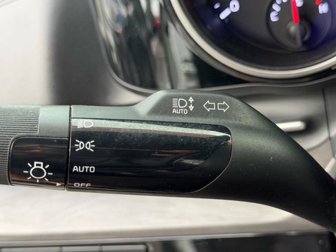 Used 2023 Kia Carnival EX FWD image 27