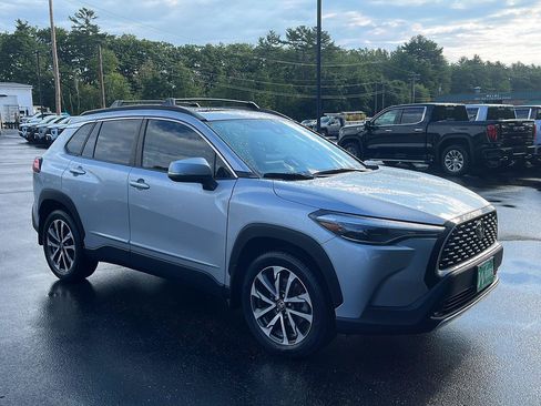 Used 2022 Toyota Corolla Cross XLE w/ Convenience Package AWD/4WD image 7