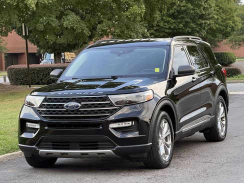 Used 2020 Ford Explorer XLT w/ Equipment Group 202A RWD image 2