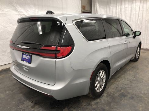 Certified 2024 Chrysler Pacifica Touring-L image 5