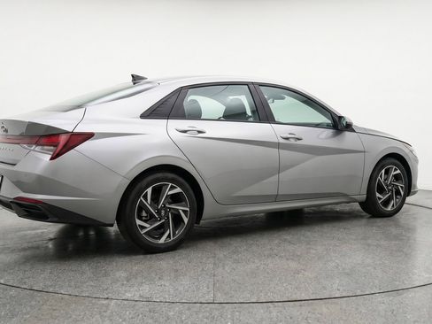 Used 2025 Hyundai Elantra SEL FWD image 9