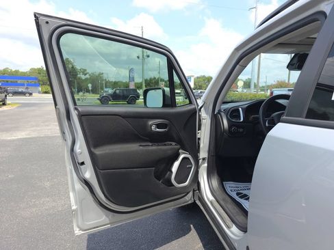 Used 2021 Jeep Renegade Latitude w/ Sun & Sound Group FWD image 9