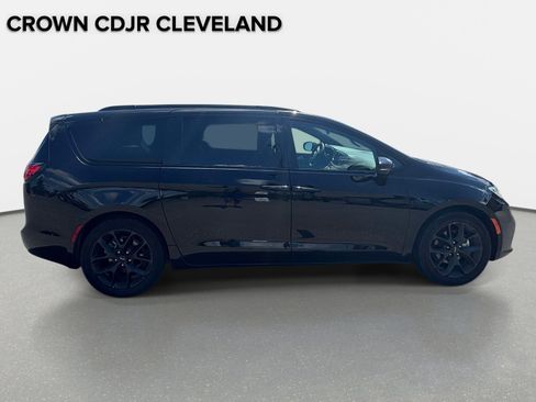 Used 2025 Chrysler Pacifica Limited FWD image 6
