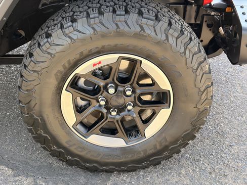 Used 2018 Jeep Wrangler Unlimited Rubicon w/ Dual Top Group AWD/4WD image 9