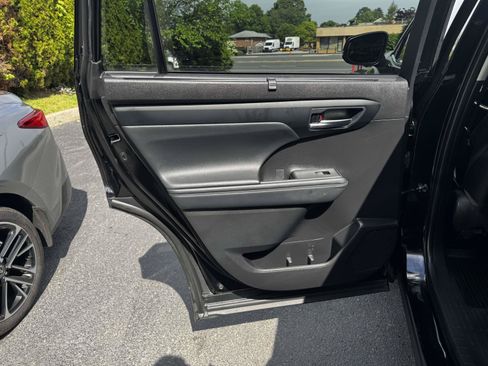 Used 2022 Toyota Highlander XLE AWD/4WD image 11
