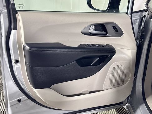 Used 2024 Chrysler Pacifica Touring-L FWD image 10