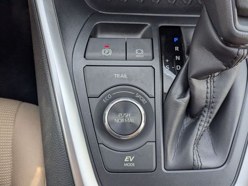 Used 2022 Toyota RAV4 LE AWD/4WD image 26