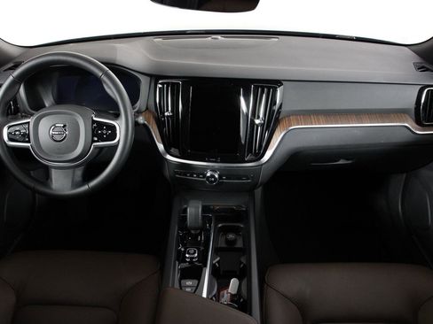 Used 2025 Volvo V60 B5 Cross Country Plus AWD/4WD image 7