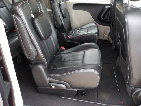 Used 2013 Chrysler Town & Country Touring FWD image 20