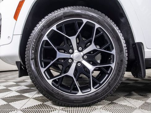 Used 2024 Jeep Grand Cherokee Summit image 17