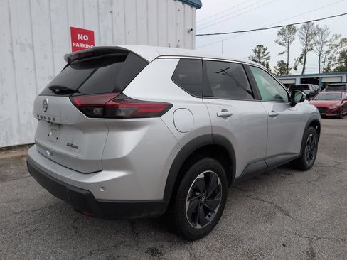 Used 2024 Nissan Rogue SV AWD/4WD image 8
