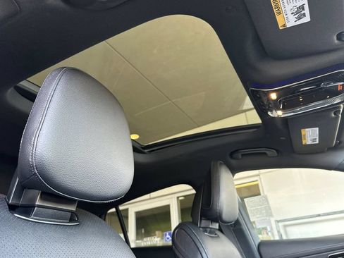 Used 2025 Mercedes-Benz GLC 300 4MATIC image 18