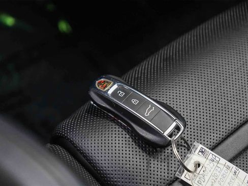 Used 2023 Porsche Cayenne Platinum Edition image 29