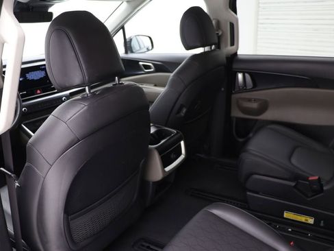 Used 2025 Kia Carnival FWD image 11