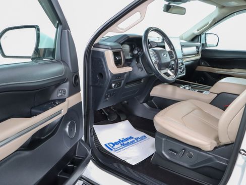 Used 2022 Ford Expedition Limited image 3