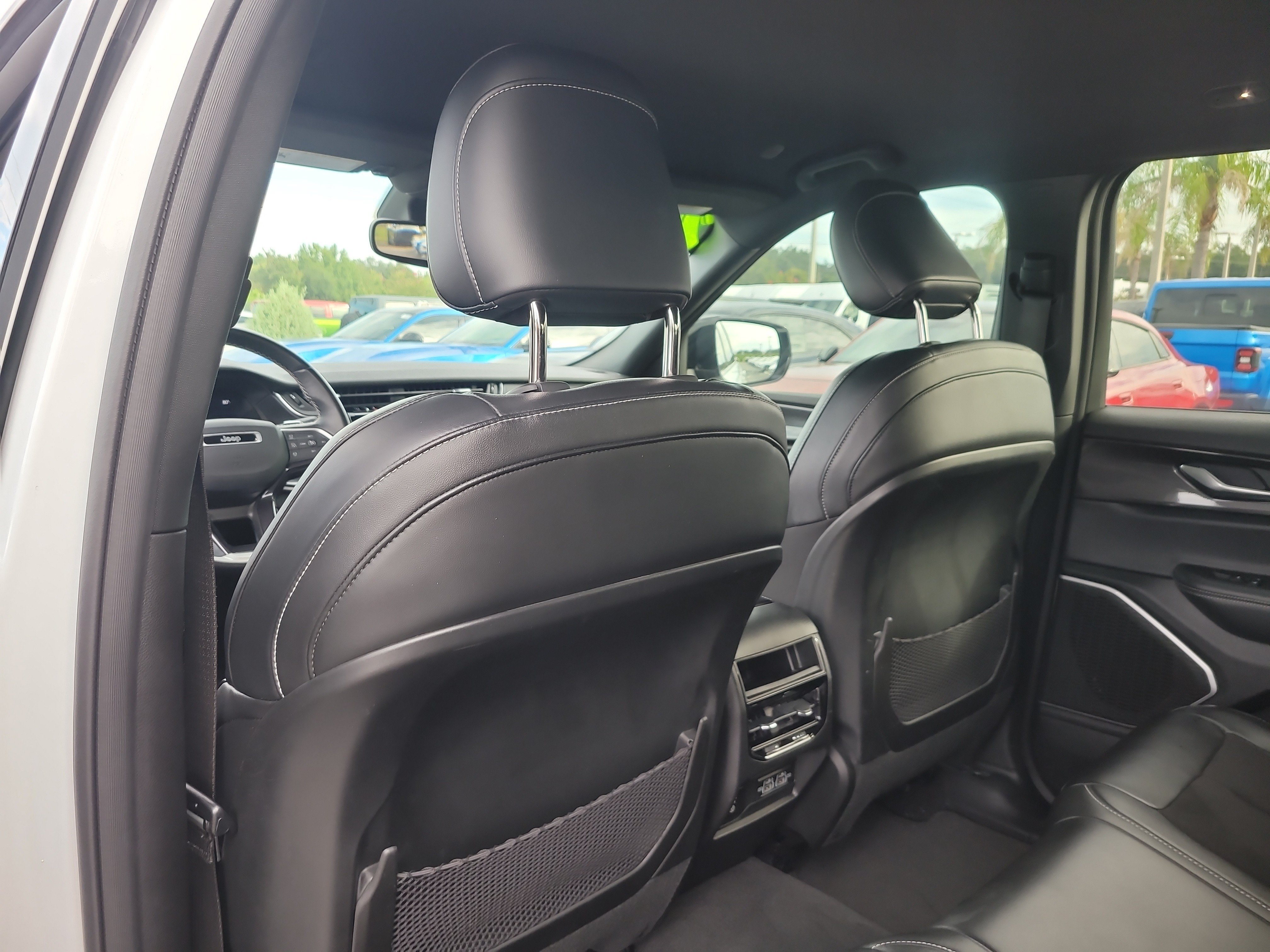 Used 2022 Jeep Grand Cherokee Altitude AWD/4WD image 12