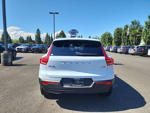 Certified 2026 Volvo XC40 B5 Plus AWD/4WD image 4