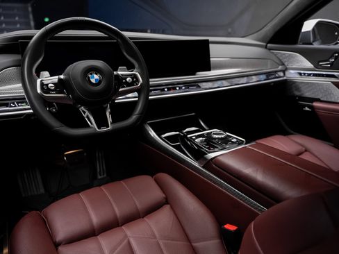 Used 2025 BMW 760i xDrive w/ Executive Package AWD/4WD image 2