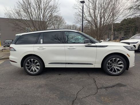 New 2026 Lincoln Aviator AWD image 3