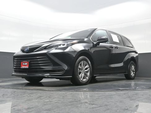 Used 2024 Toyota Sienna LE image 28