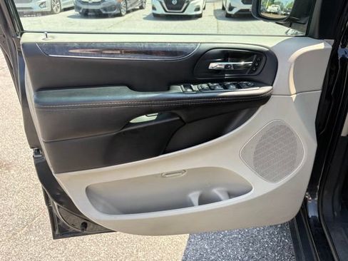 Used 2015 Chrysler Town & Country Limited Platinum FWD image 25
