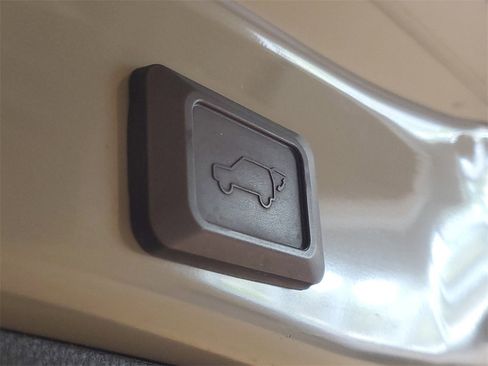 Used 2021 Toyota RAV4 XLE Premium image 10