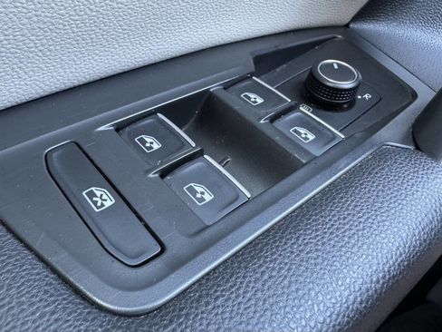 Used 2021 Volkswagen Tiguan SE FWD image 18