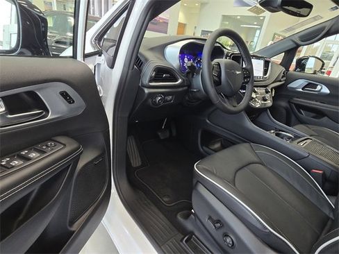 New 2026 Chrysler Pacifica Limited w/ Uconnect Theater Family Group image 4