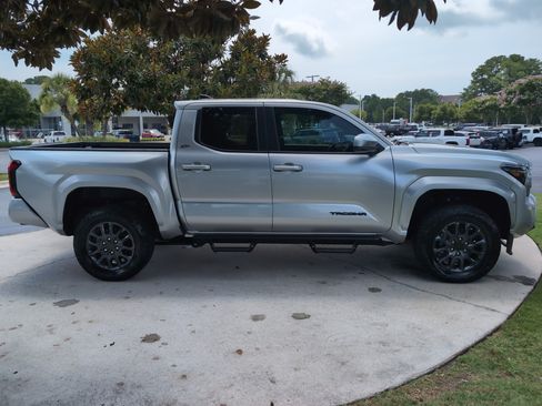 Certified 2025 Toyota Tacoma SR5 w/ SR5 Upgrade Package AWD/4WD image 11