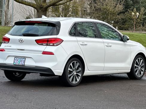 Used 2018 Hyundai Elantra GT image 2