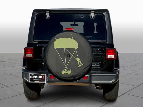 Used 2019 Jeep Wrangler Unlimited Sahara image 4