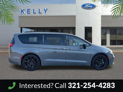 Used 2025 Chrysler Pacifica Limited FWD image 7